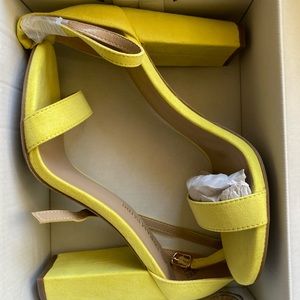 NEW NEVER WORN YELLOW HEELES SANDAL